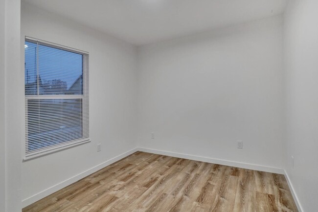 Building Photo - 721 N Stevens St