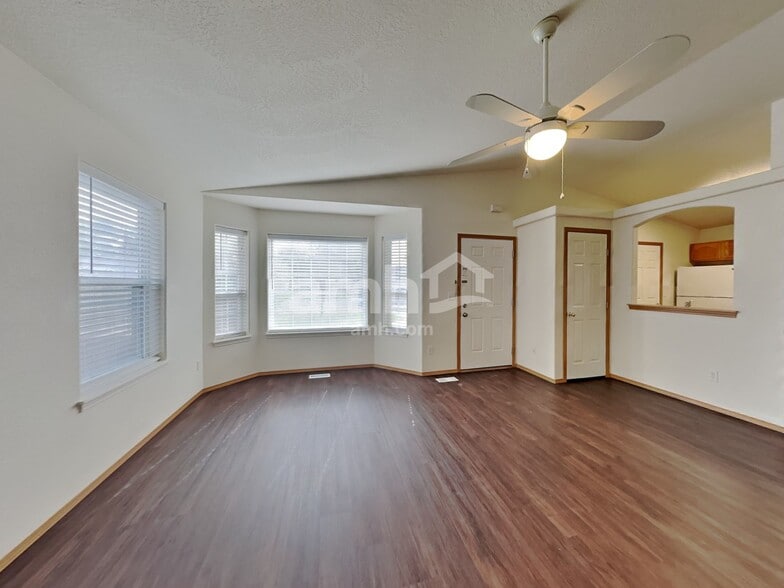 Building Photo - 720 W Tern Dr