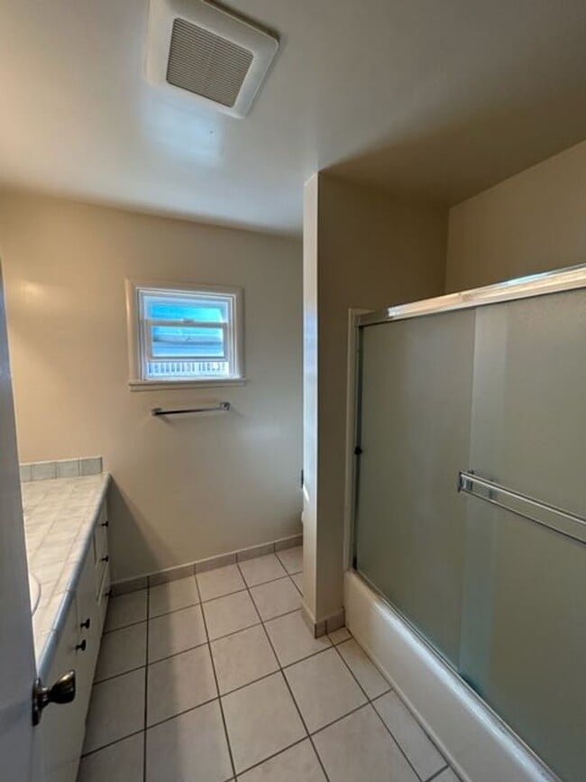 Building Photo - CM251L