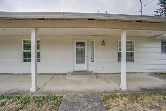 Building Photo - LARGE THREE BEDROOM HOME WITH RV /BOAT PAR...