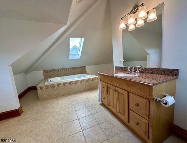 Building Photo - 12 Maple Ave