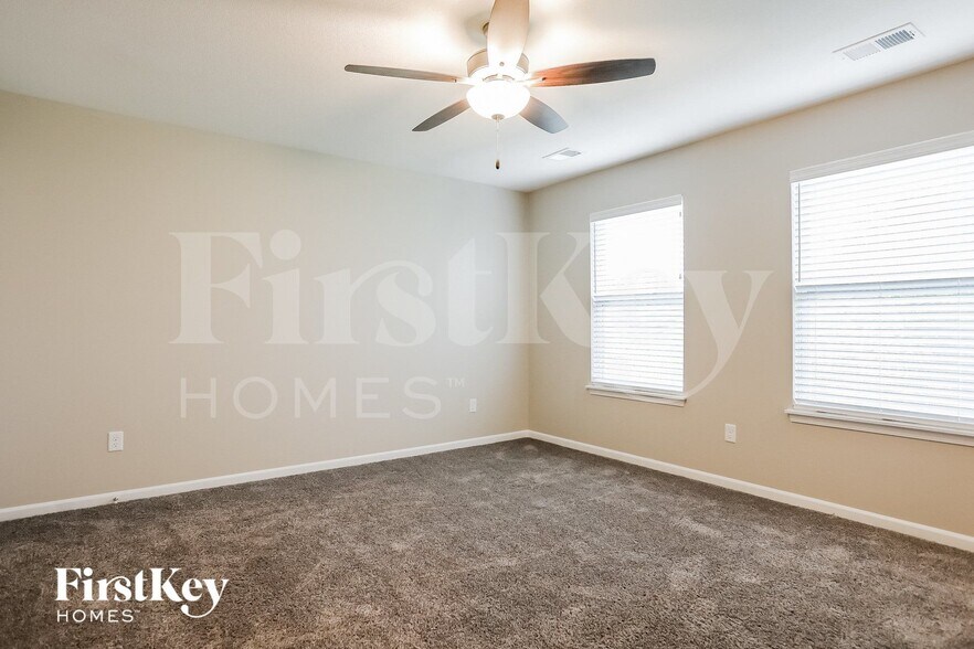 Building Photo - 5015 N Wheeling Ave