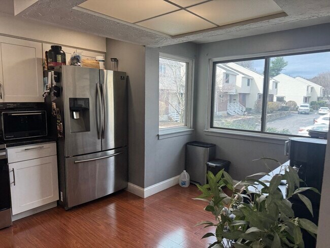 Building Photo - 909 Pleasant St