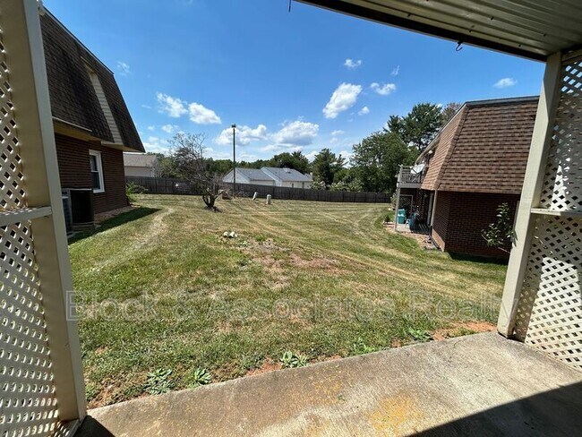Building Photo - 316 Windsor Manor Way