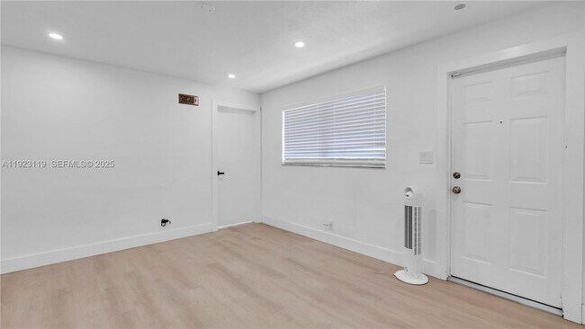 Primary Photo - 32 SW 9th St