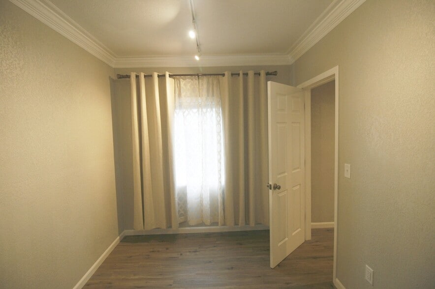 Building Photo - 1515 SE Mill St