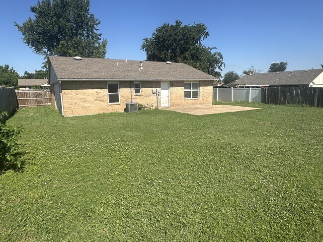 Building Photo - 632 Ramblin Oaks Dr
