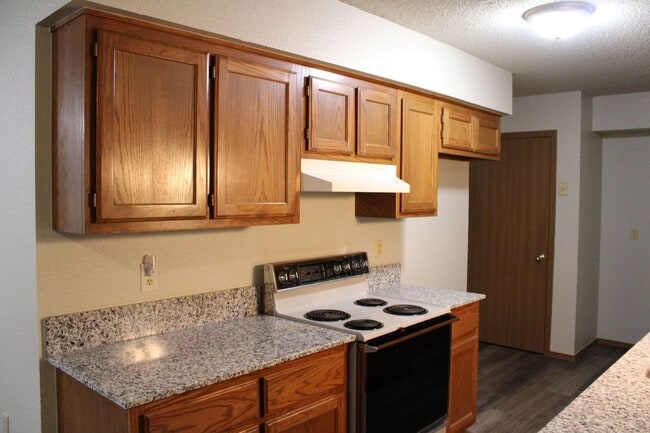 Building Photo - Newly Updated With Fresh Paint, Flooring & Countertops Throughout!