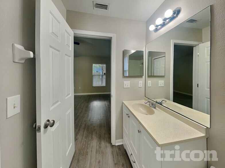 Building Photo - 11759 Lynmoor Dr