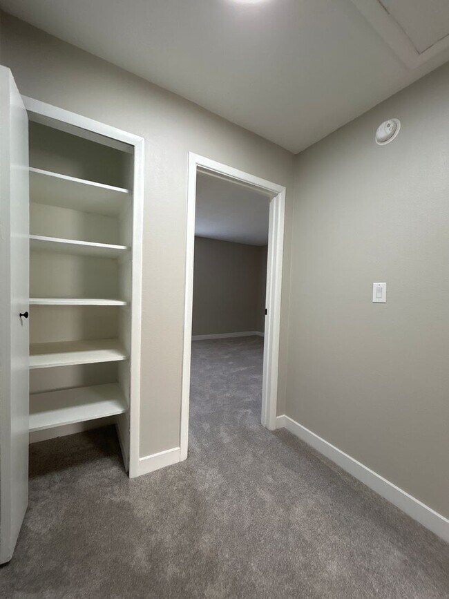 Building Photo - 5017 Birchwood Ln