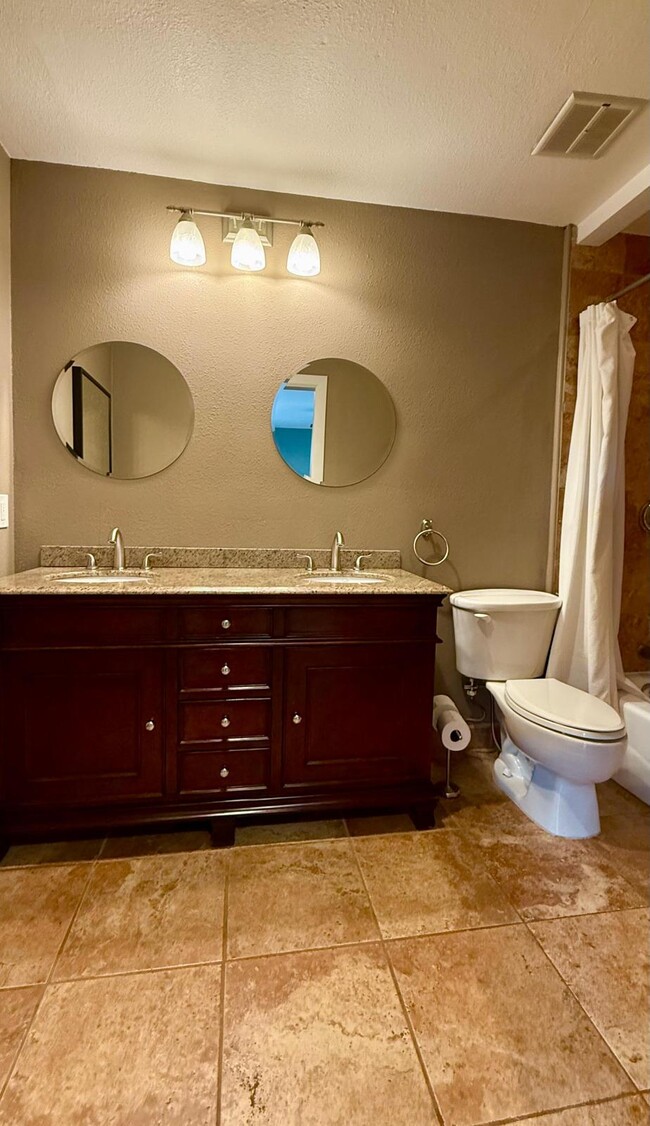 Master bathroom - 11478 Matinal Cir