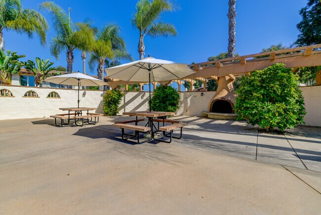 Building Photo - 4373 Loma Riviera Ct