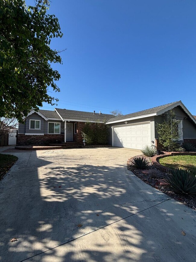 Building Photo - Spacious 3-Bedroom Home with Backyard & 2-Car Garage in Lakewood