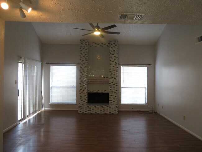 Building Photo - 12824 Westpark Dr
