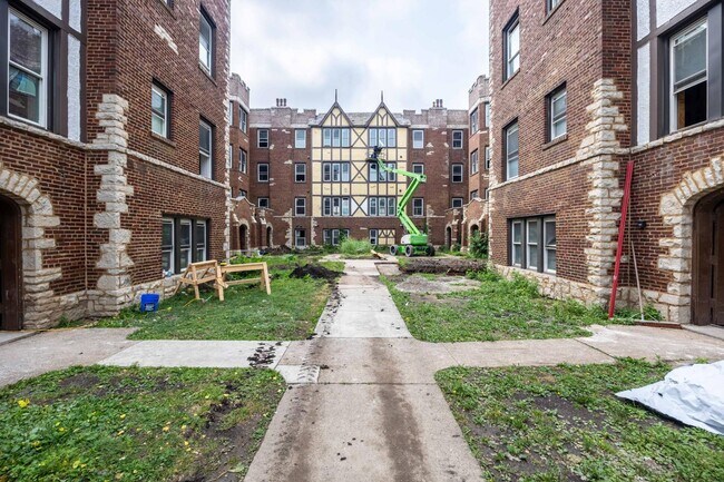 Building Photo - 8001 Edgewater Rd