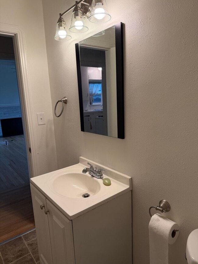 Building Photo - Great 2 bedroom 1 bath ready to move in