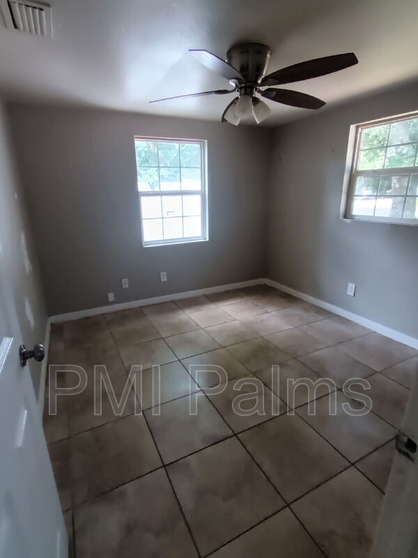 Building Photo - 2406 S 69th St