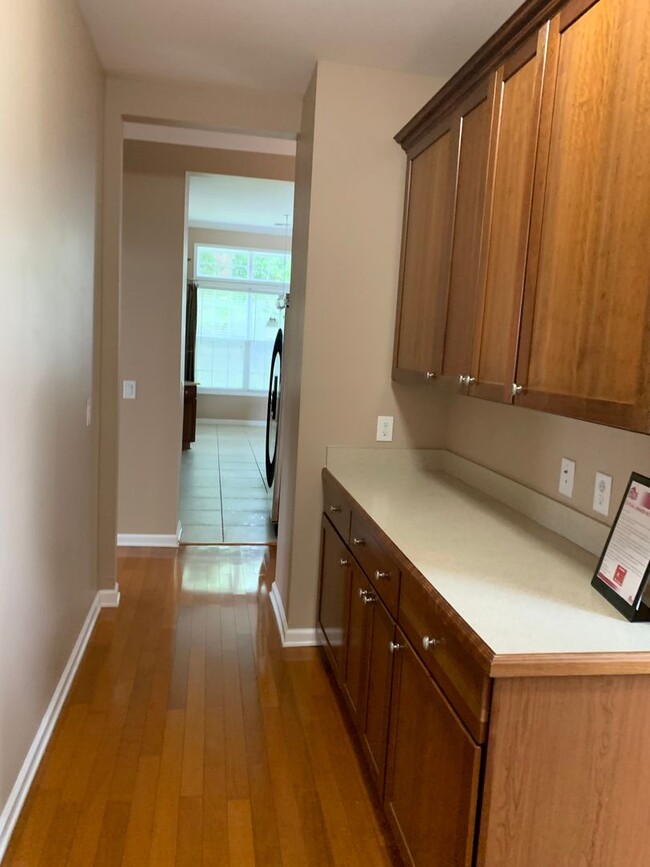 Building Photo - 4 bed 2 bath