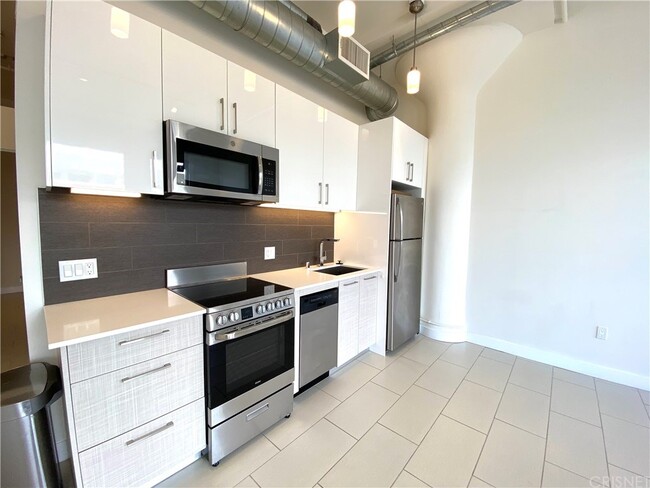 Building Photo - 939 S Broadway-