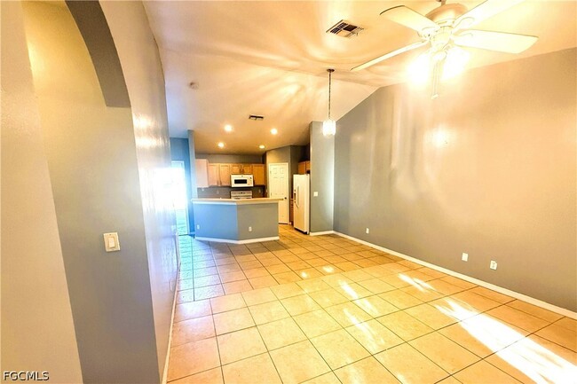 Building Photo - 609-611 Hawthorne Ave S