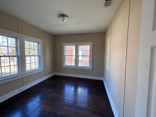 Building Photo - 3 Bed, 1 Bath Home with Fenced Yard / Pet-Friendly / Available Now!