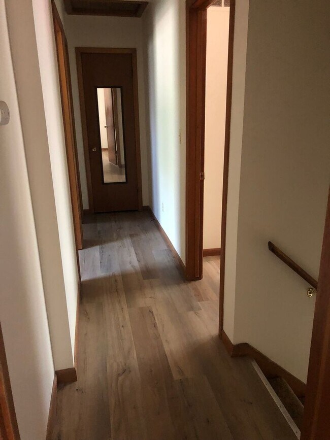 Building Photo - 1305-1305 Tracy Ln