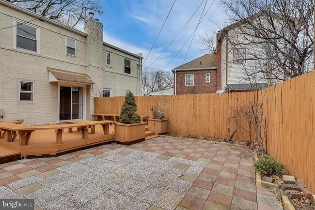 Building Photo - 903 S Irving St