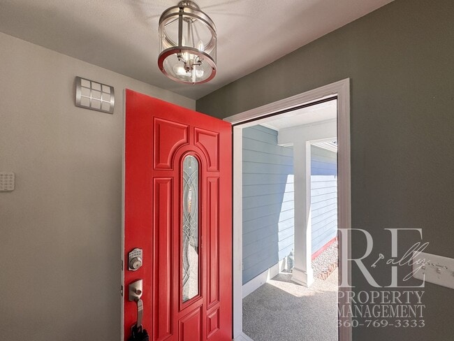 Building Photo - Spacious Bremerton Retreat with Designer Kitchen, Large Fenced Yard & Primary Suite