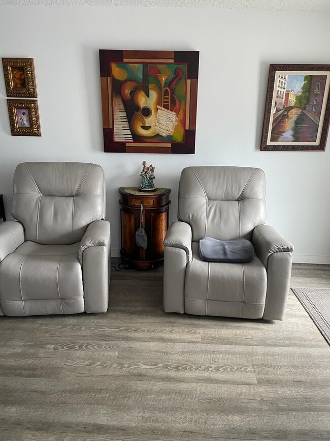 Building Photo - 2052 Cornwall C