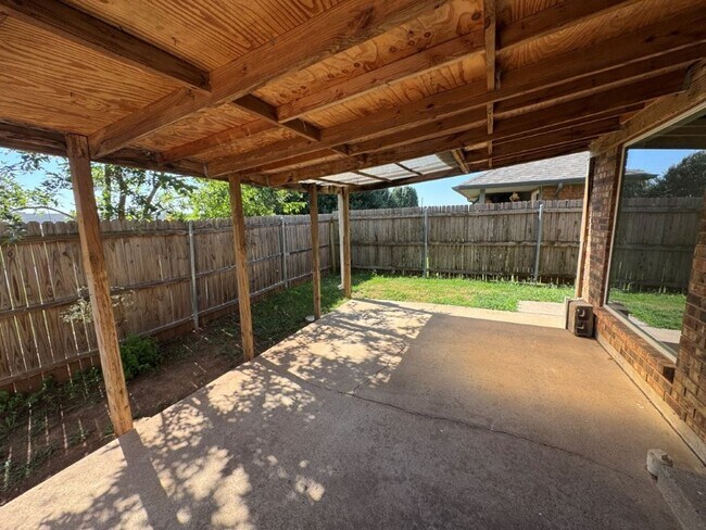 Building Photo - 3 bed , 2 full bath, 2 story , Newly updat...
