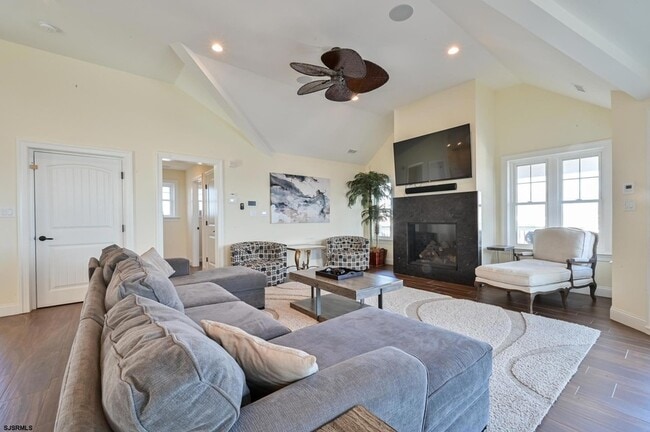 Building Photo - 400 17th St S