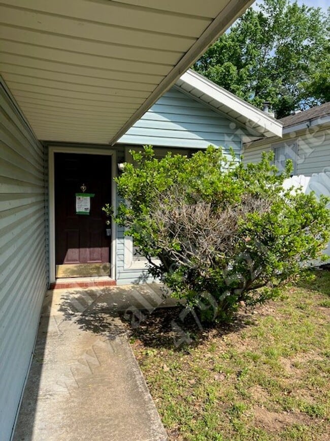 Building Photo - 2 Bedroom Duplex With NEW LVP Flooring In ...