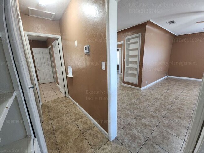 Building Photo - Charming 2 bedroom, 1 bathroom house near ...
