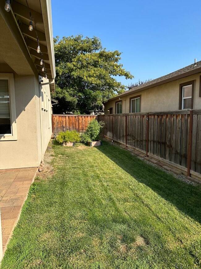 Building Photo - Beautiful 3 Bed 2 Bath House in a Great Lo...