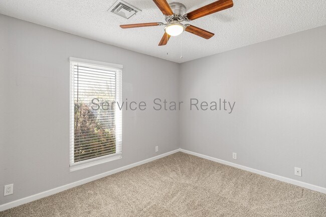 Building Photo - 10415 N 63rd Dr