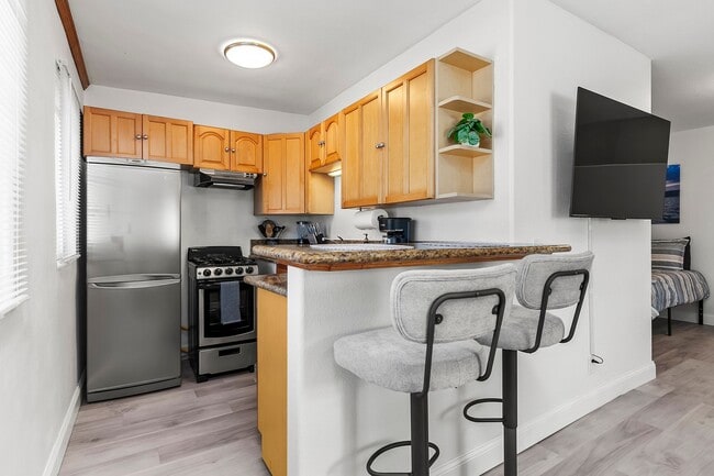 Building Photo - Charming comfy Studio in La Jolla Village!