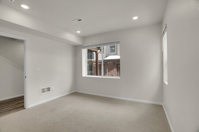 Building Photo - $3,330.95 with $300 off the first month's Rent - 4 Bedrooms, 3.5 Bathrooms, Townhouse in Broomfie...