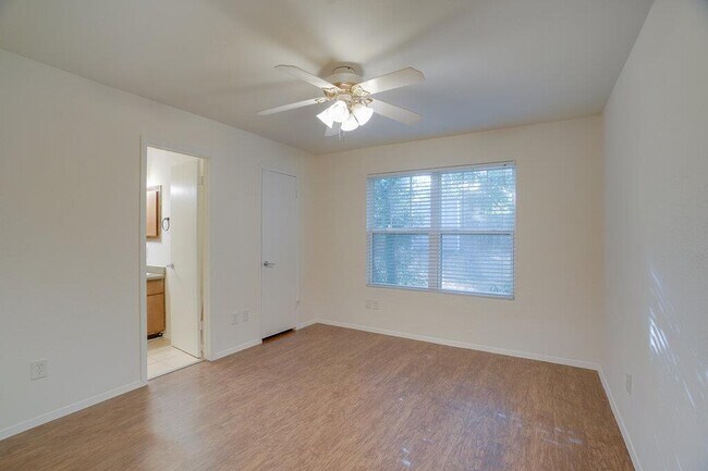 Building Photo - 7100 Barnsdale Way