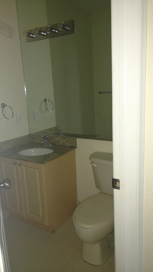 Building Photo - 1712 NE 9th Dr