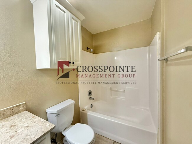 Building Photo - 2 Bedroom, 2 Bathroom Duplex!