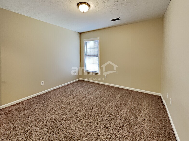 Building Photo - 303 Lismore Ter