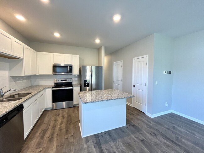 Building Photo - Beautiful Townhome in Columbia minutes to I-65!