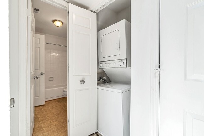 Building Photo - Rarely Available 2-Level, 2 Bed 2 Bath Upp...