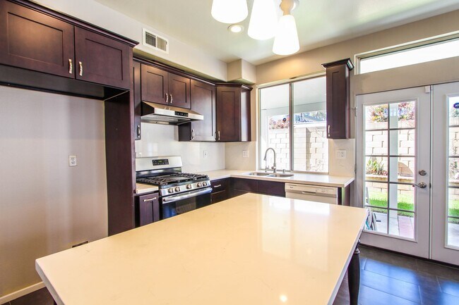 Building Photo - 655 Roscoe St