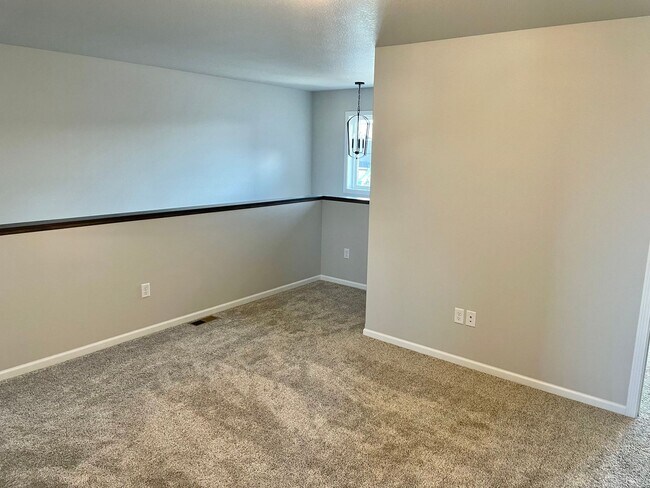Building Photo - 3 Bedroom 2 1/2 bath - South Fargo