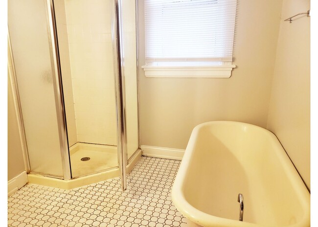 Building Photo - 3204 Bishop St