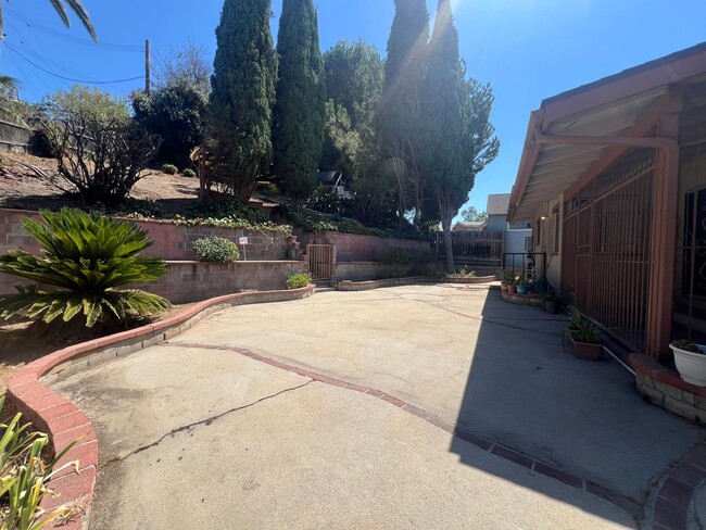 Building Photo - Spacious 3B 1.5BA Single Family Residence ...