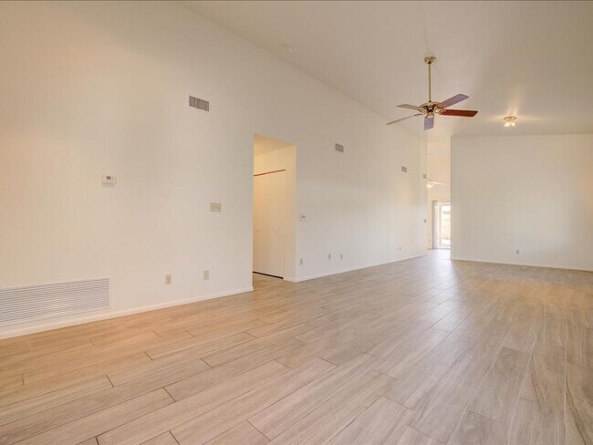Building Photo - 3 Bed/2 Bath- GREAT Location Near Downtown