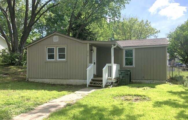 Building Photo - 3 Bed House - MUST SEE!!