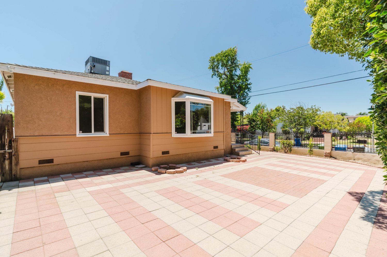 Building Photo - 13856 Runnymede St